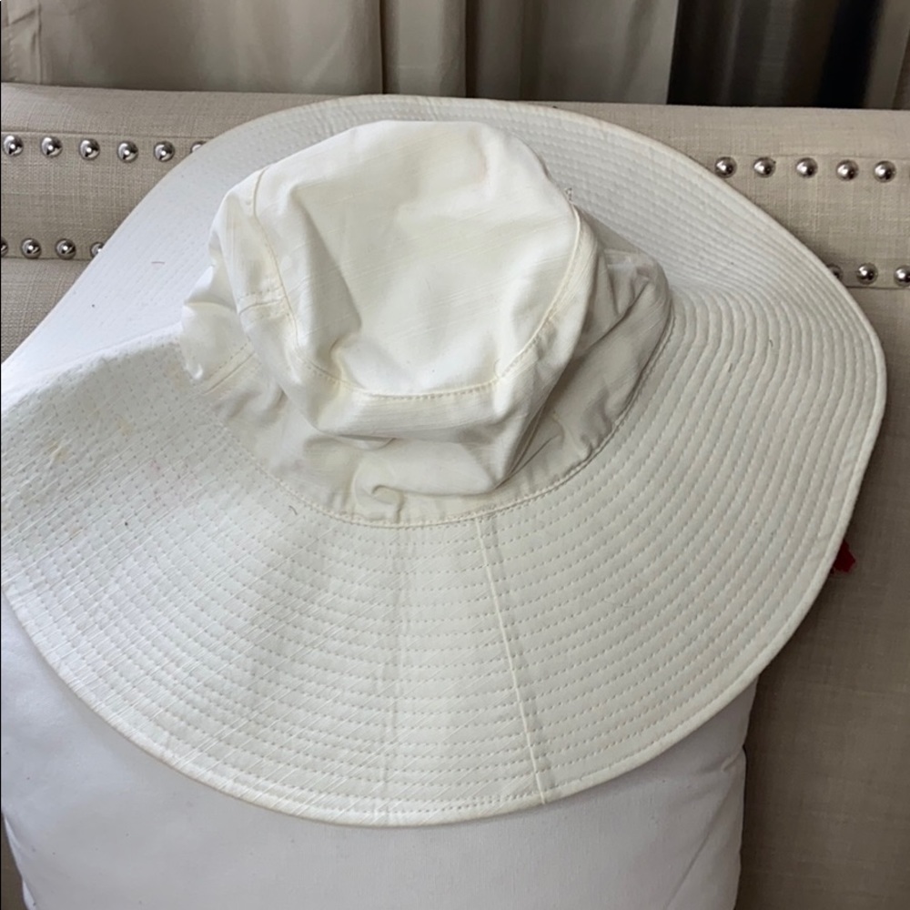 Big floppy hat